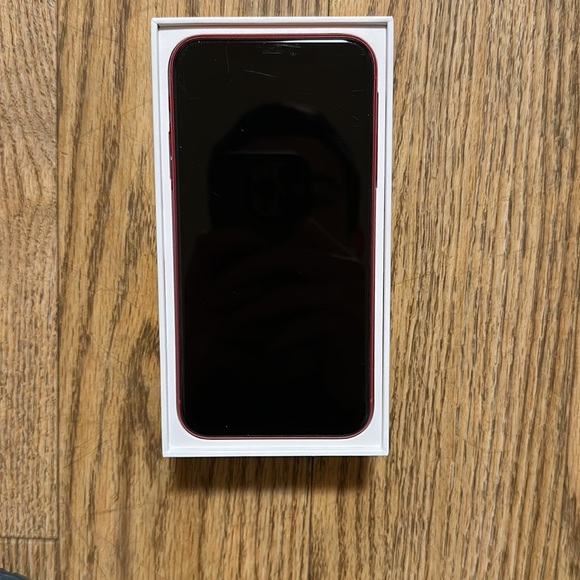 iPhone 11 Red 64GB Unlocked with Case - Picture 6 of 10